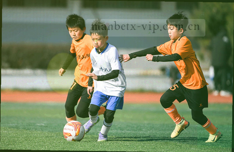 三种移动操作手势的轨迹示意，包含滑动、长按与双指缩放
